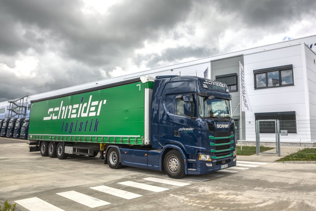 Vorschaubild LKW vor Halle