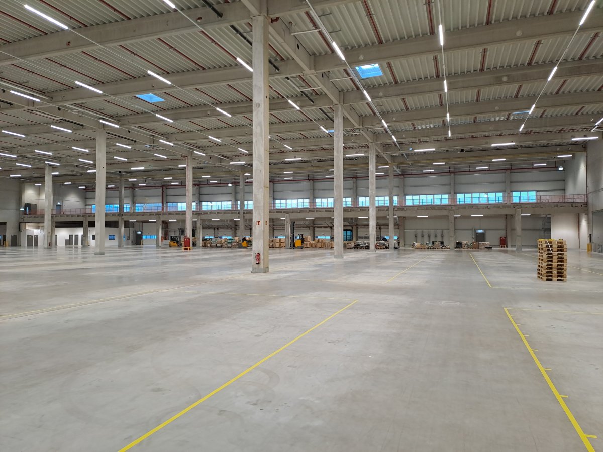Vorschaubild Innenansicht der Halle, mit Blick auf die Tore und Mezzanine