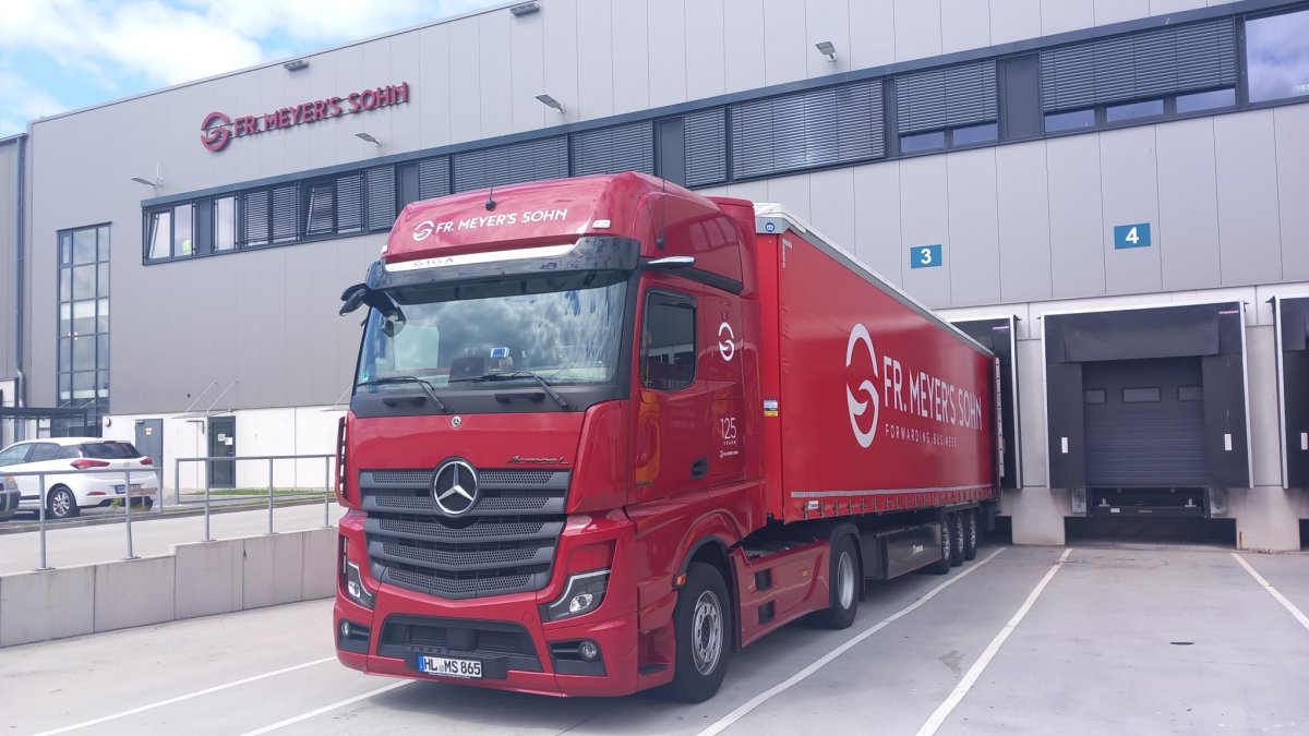 Vorschaubild LKW vor Lager