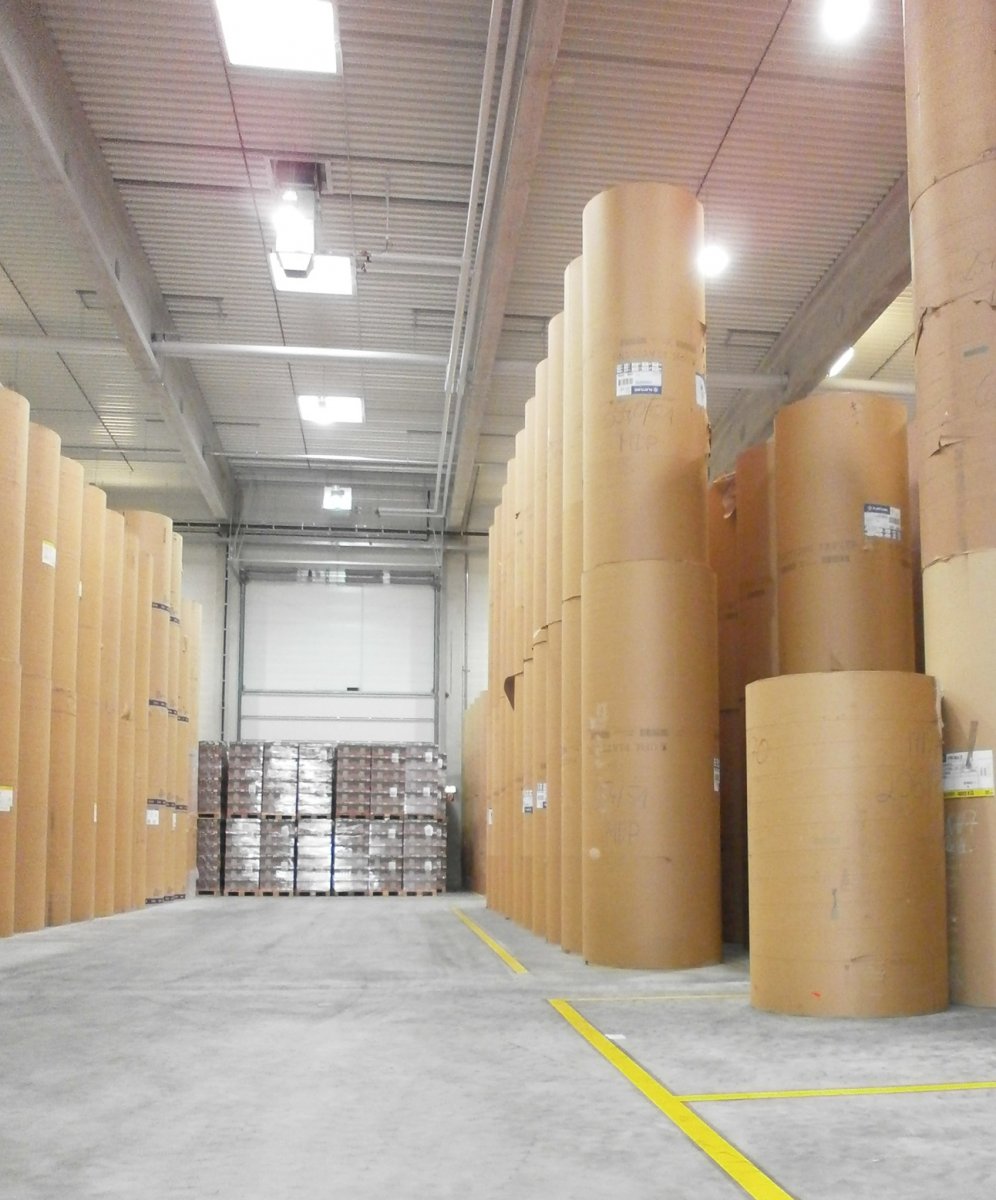 Vorschaubild Gelagerte Papierrollen und Palettenware