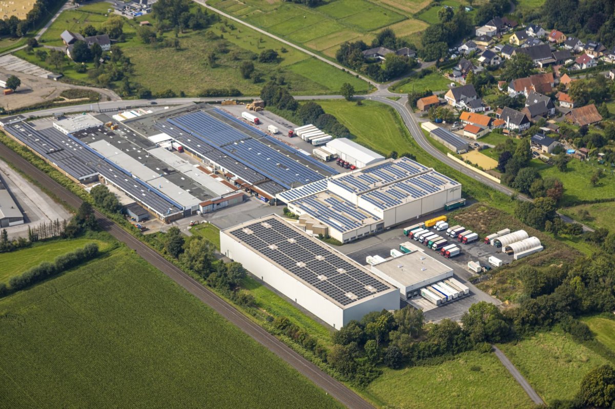 Vorschaubild Firmenzentrale mit Umschlags- und Lagerhallen