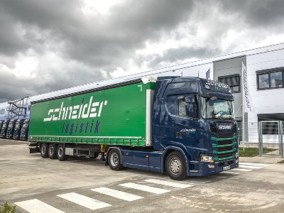 Miniaturbild LKW vor Halle