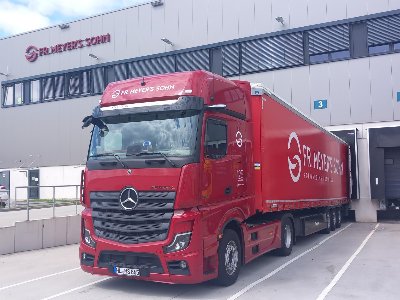 Miniaturbild LKW vor Lager